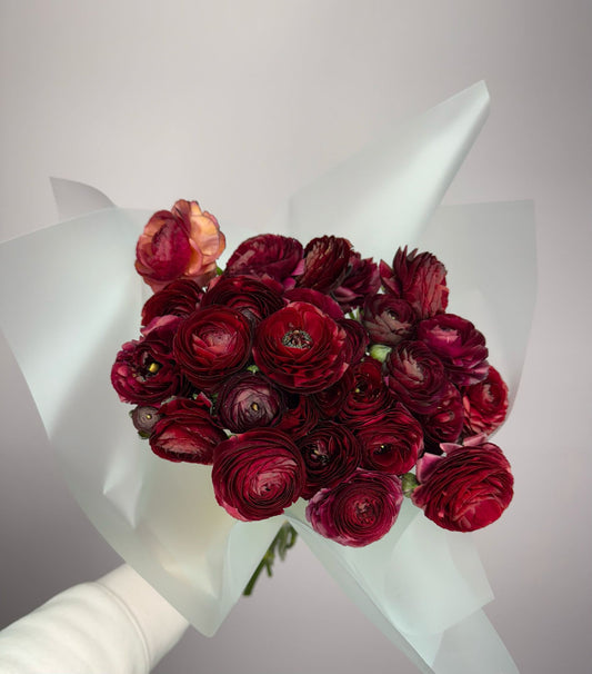 Elegant Ranunculus Bouquet: A Touch of Timeless Beauty"